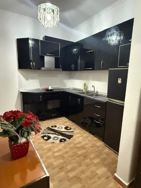 Tirane, jepet me qera apartament 1+1 Kati 7, 70 m² 350 € (YZBERISHT)