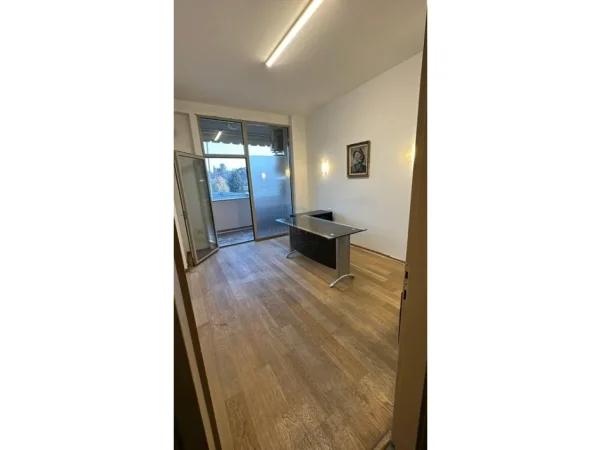 Tirane, jepet me qera ambjent biznesi Kati 4, 134 m² 1.560 € (Garda)