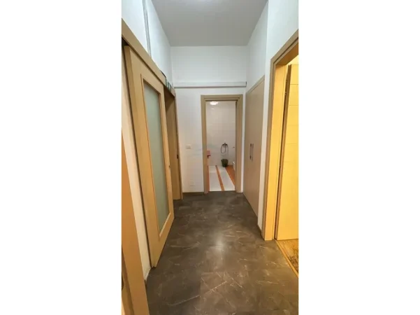Tirane, jepet me qera ambjent biznesi Kati 4, 134 m² 1.560 € (Garda)