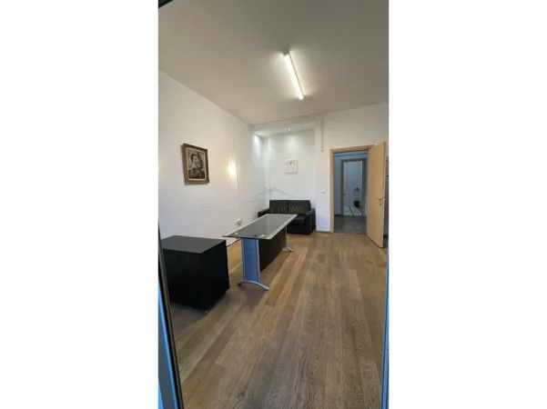 Tirane, jepet me qera ambjent biznesi Kati 4, 134 m² 1.560 € (Garda)