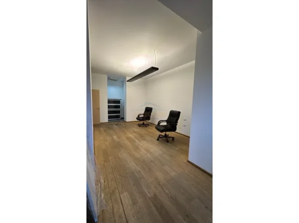 Tirane, jepet me qera ambjent biznesi Kati 4, 134 m² 1.560 € (Garda)