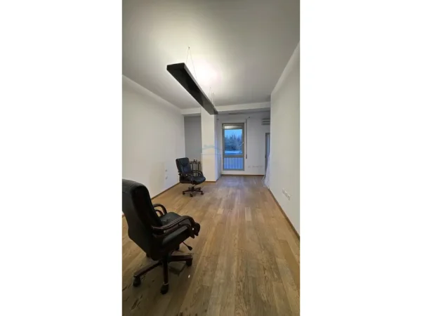Tirane, jepet me qera ambjent biznesi Kati 4, 134 m² 1.560 € (Garda)