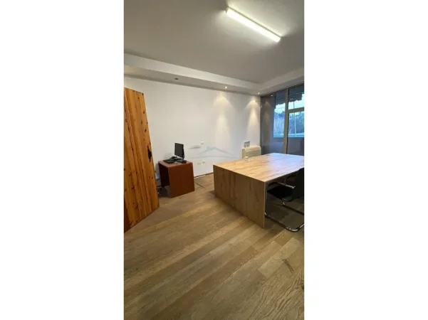 Tirane, jepet me qera ambjent biznesi Kati 4, 134 m² 1.560 € (Garda)