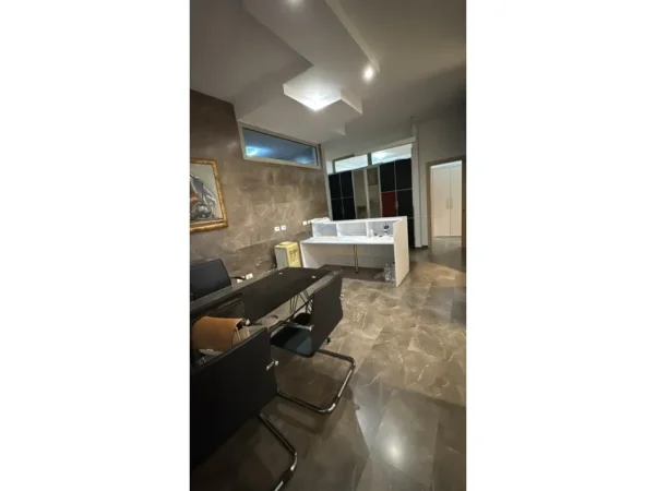 Tirane, jepet me qera ambjent biznesi Kati 4, 134 m² 1.560 € (Garda)
