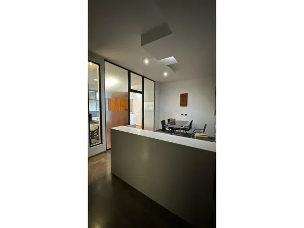 Tirane, jepet me qera ambjent biznesi Kati 4, 134 m² 1.560 € (Garda)