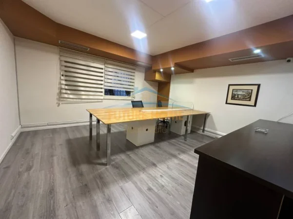 Tirane, jepet me qera zyre Kati 1, 194 m² 3.000 € (Petro Nini)