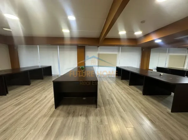 Tirane, jepet me qera zyre Kati 1, 194 m² 3.000 € (Petro Nini)
