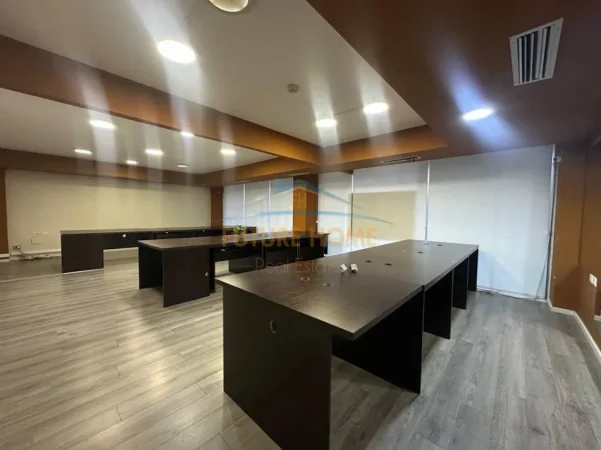 Tirane, jepet me qera zyre Kati 1, 194 m² 3.000 € (Petro Nini)