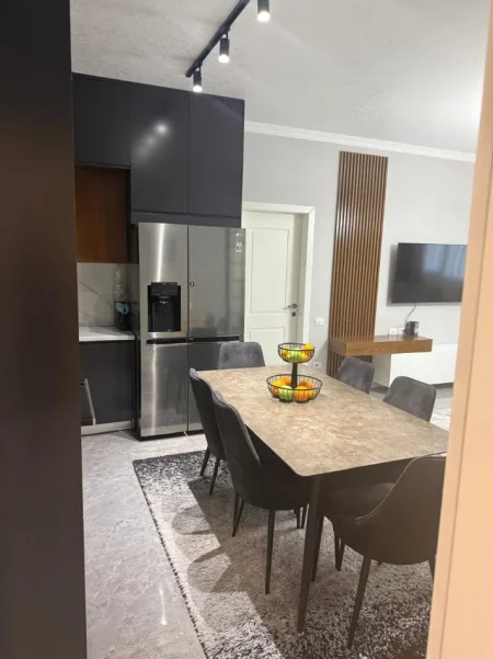 Tirane, jepet me qera Vile 2+1 Kati 2, 120 m² 730 € (teg)