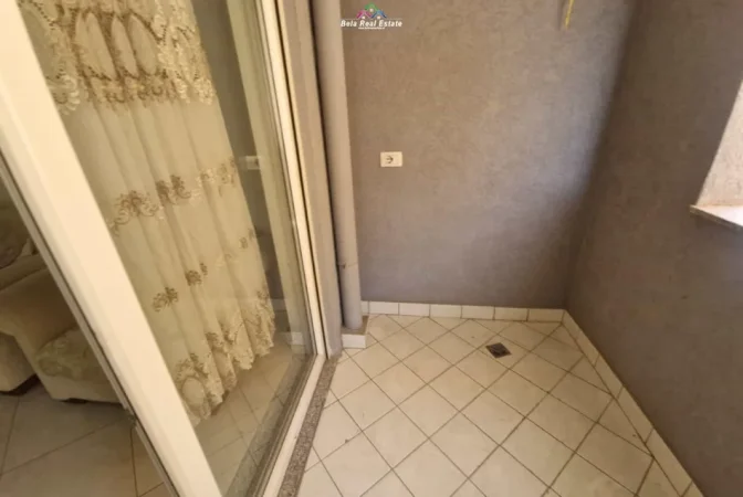 Tirane, jepet me qera apartament 1+1 Kati 4, 70 m² 470 € (Rruga Loni Ligori)