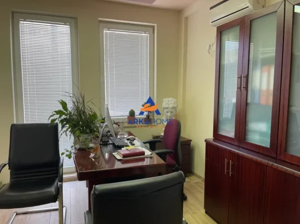 Tirane, jepet me qera zyre Kati 3, 1.200 m² 160.000 € 