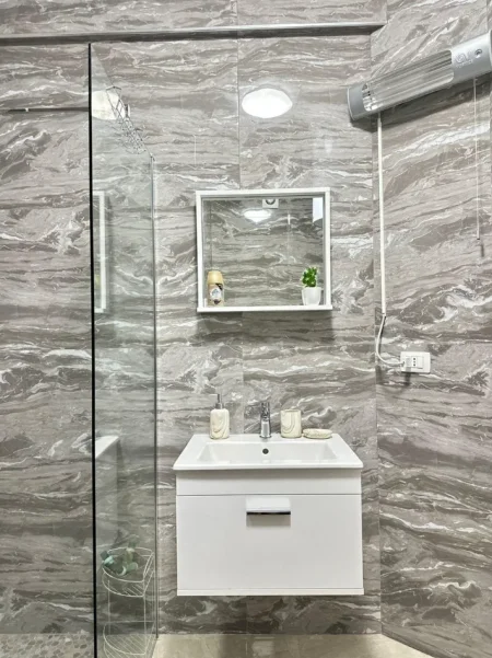 Tirane, jepet me qera apartament 1+1 Kati 3, 75.000 LEKE (TREGU CAM)