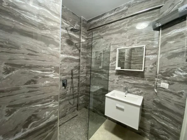 Tirane, jepet me qera apartament 1+1 Kati 3, 75.000 LEKE (TREGU CAM)