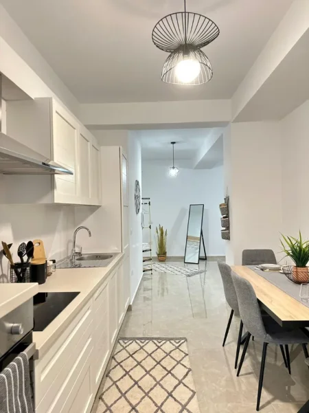 Tirane, jepet me qera apartament 1+1 Kati 3, 75.000 LEKE (TREGU CAM)