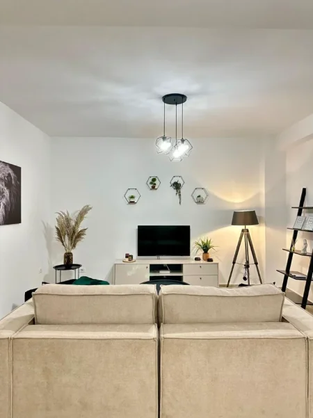 Tirane, jepet me qera apartament 1+1 Kati 3, 75.000 LEKE (TREGU CAM)