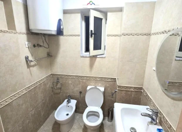 Tirane, jepet me qera apartament 1+1 Kati 7, 75 m² 650 € (Rruga e Barrikadave)