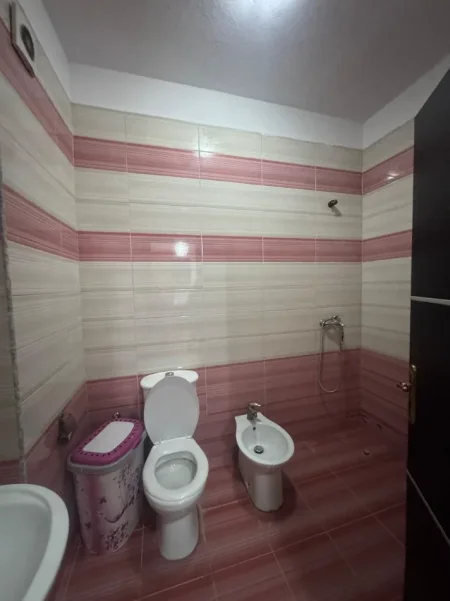 Tirane, jepet me qera apartament 1+1 Kati 7, 65 m² 400 € 