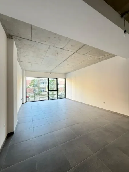 Tirane, jepet me qera zyre Kati 1, 61 m² 1.050 € (rruga e barrikadave)