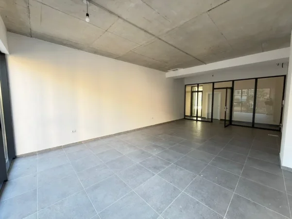 Tirane, jepet me qera zyre Kati 1, 61 m² 1.050 € (rruga e barrikadave)