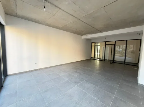 Tirane, jepet me qera zyre Kati 1, 61 m² 1.050 € (rruga e barrikadave)