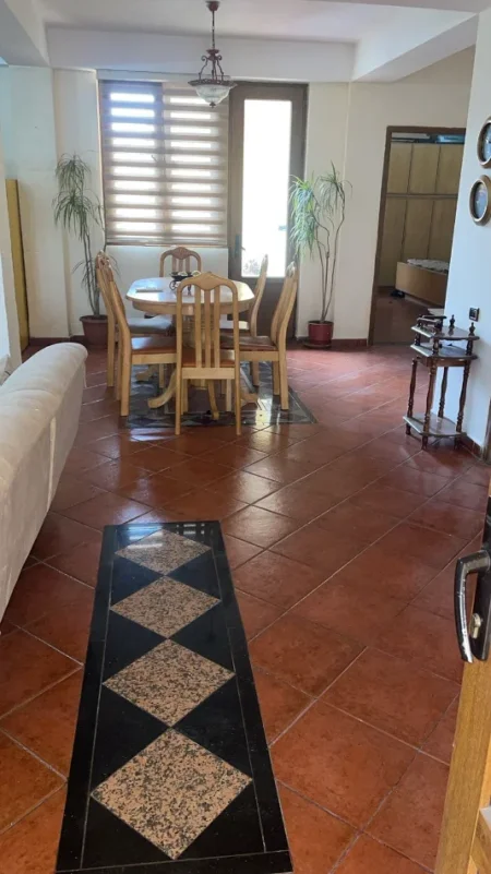 Tirane, jepet me qera apartament 2+1 Kati 3, 150 m² 620 € (Rruga Ali Demi)