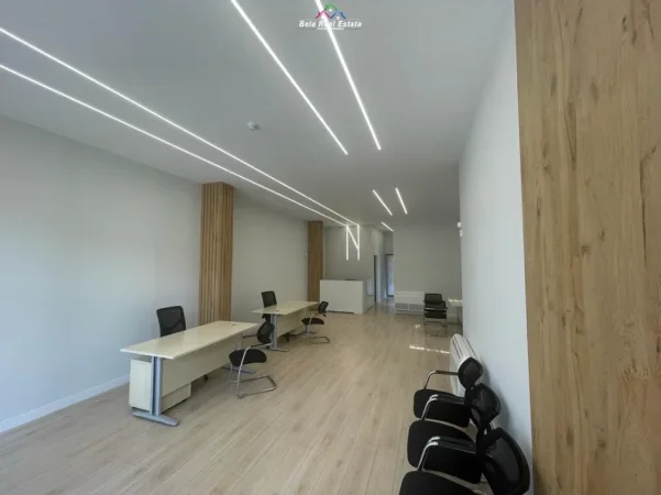 Tirane, jepet me qera dyqan Kati 0, 100 m² 620 € (paskuqan)