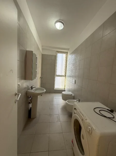 Tirane, jepet me qera apartament 2+1+Ballkon Kati 4, (Bulevardi i Ri)