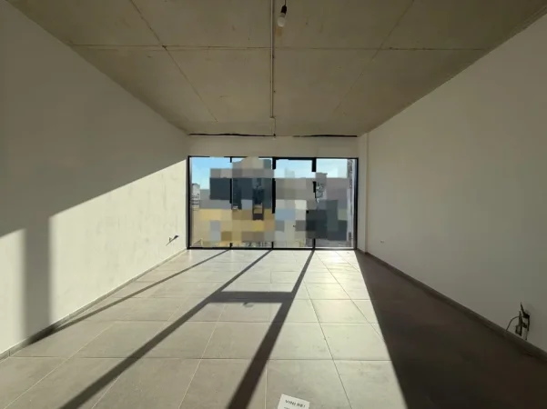 Tirane, jepet me qera zyre Kati 1, 61 m² 730 € (rruga e barrikadave)