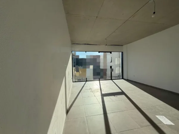 Tirane, jepet me qera zyre Kati 1, 61 m² 730 € (rruga e barrikadave)