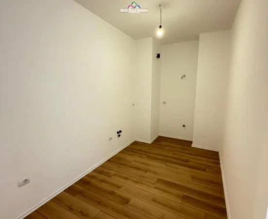 Tirane, jepet me qera zyre Kati 0, 107 m² 1.050 € (Rruga e Barrikadave)
