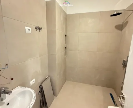 Tirane, jepet me qera zyre Kati 0, 107 m² 1.050 € (Rruga e Barrikadave)