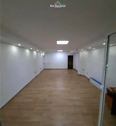 Tirane, jepet me qera dyqan Kati -1, 60 m² 620 € (ish ekspozita)