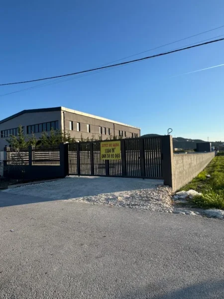 Tirane, jepet me qera truall , 1.350 m² (Vaqarr)