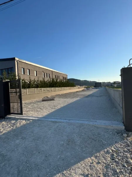 Tirane, jepet me qera truall , 1.350 m² (Vaqarr)