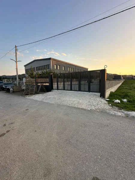 Tirane, jepet me qera truall , 1.350 m² (Vaqarr)