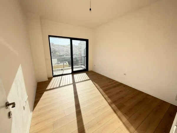 Tirane, jepet me qera zyre Kati 2, 107 m² 1.050 € (rruga e barrikadave)