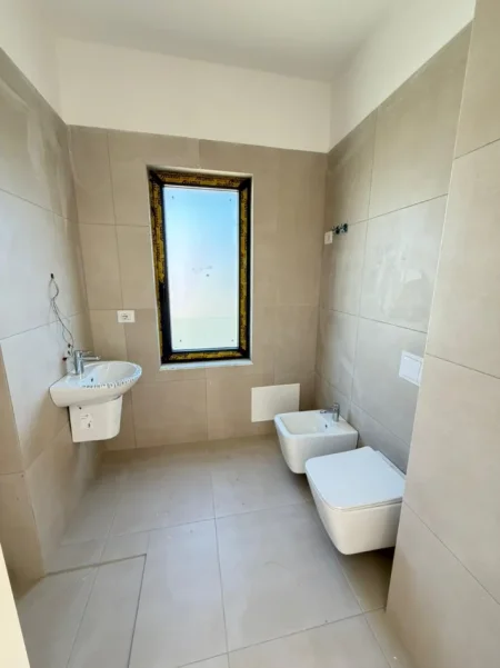 Tirane, jepet me qera zyre Kati 2, 107 m² 1.050 € (rruga e barrikadave)