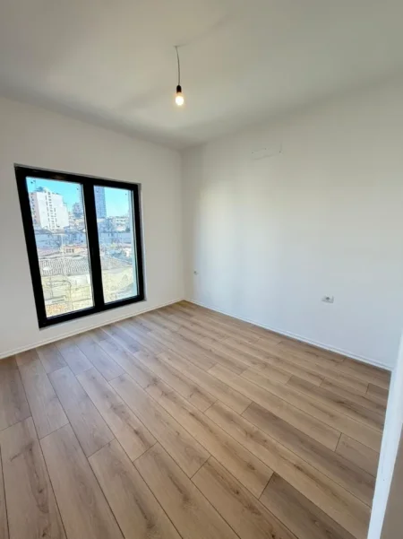 Tirane, jepet me qera zyre Kati 2, 107 m² 1.050 € (rruga e barrikadave)