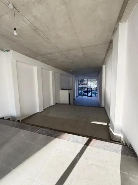 Tirane, jepet me qera dyqan Kati 0, 125 m² 3.200 € (rruga e barrikadave)