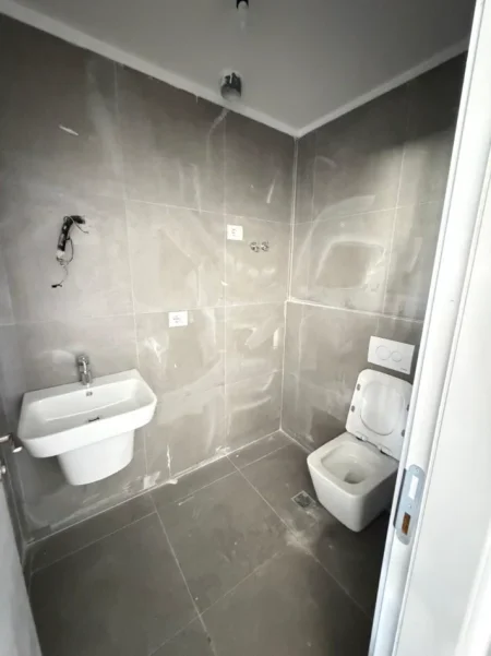 Tirane, jepet me qera dyqan Kati 0, 125 m² 3.200 € (rruga e barrikadave)