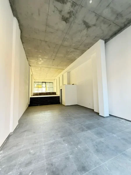 Tirane, jepet me qera dyqan Kati 0, 125 m² 3.200 € (rruga e barrikadave)