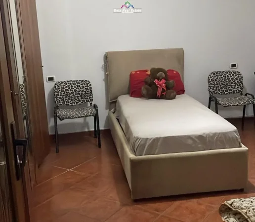Tirane, jepet me qera Vile 2+1 Kati 3, 150 m² 620 € (ali demi)