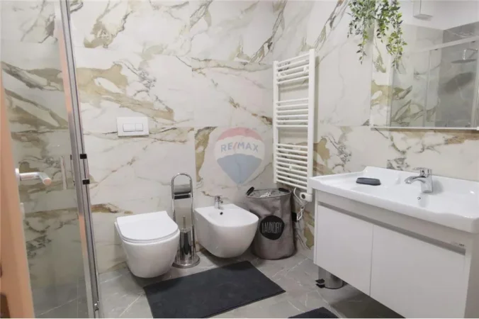 Tirane, jepet me qera 1+1 , 75 m² 850 € (Teg)