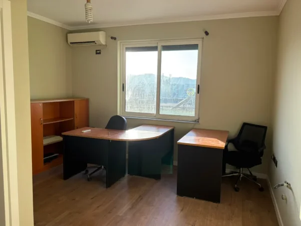 Tirane, jap me qera ambjent biznesi Kati 11, 30 m² 500 € (Rruga Perlat Rexhepi)