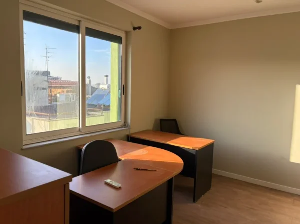 Tirane, jap me qera ambjent biznesi Kati 11, 30 m² 500 € (Rruga Perlat Rexhepi)