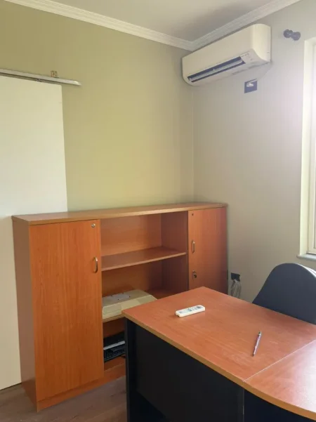 Tirane, jap me qera ambjent biznesi Kati 11, 30 m² 500 € (Rruga Perlat Rexhepi)