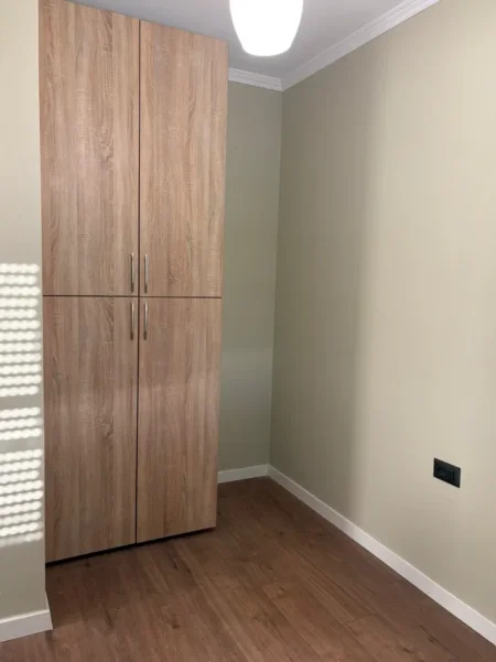 Tirane, jap me qera ambjent biznesi Kati 11, 30 m² 500 € (Rruga Perlat Rexhepi)