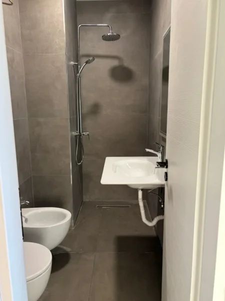 Tirane, jap me qera ambjent biznesi Kati 11, 30 m² 500 € (Rruga Perlat Rexhepi)
