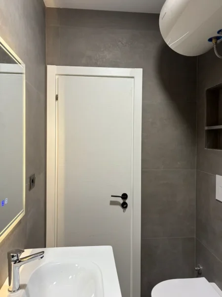 Tirane, jap me qera ambjent biznesi Kati 11, 30 m² 500 € (Rruga Perlat Rexhepi)
