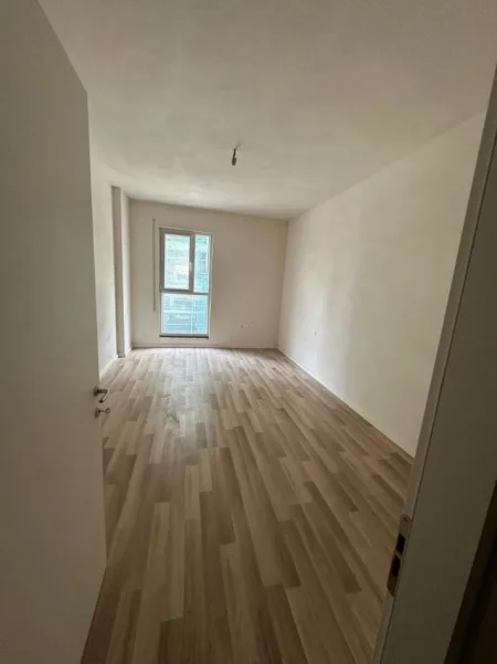 Tirane, jepet me qera zyre Kati 1, 107 m² 600 € 